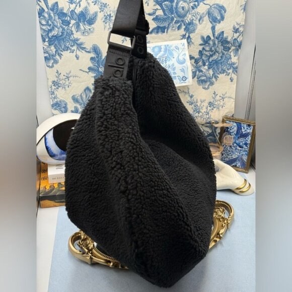 🆕 ALO YOGA 🧿 NWOT Sherpa Om The Go Sling Bag - Black Sherpa - Picture 4 of 16